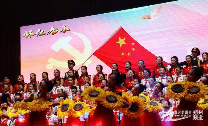 省十四届人大二次会议举行主席团常务主席第一次会议