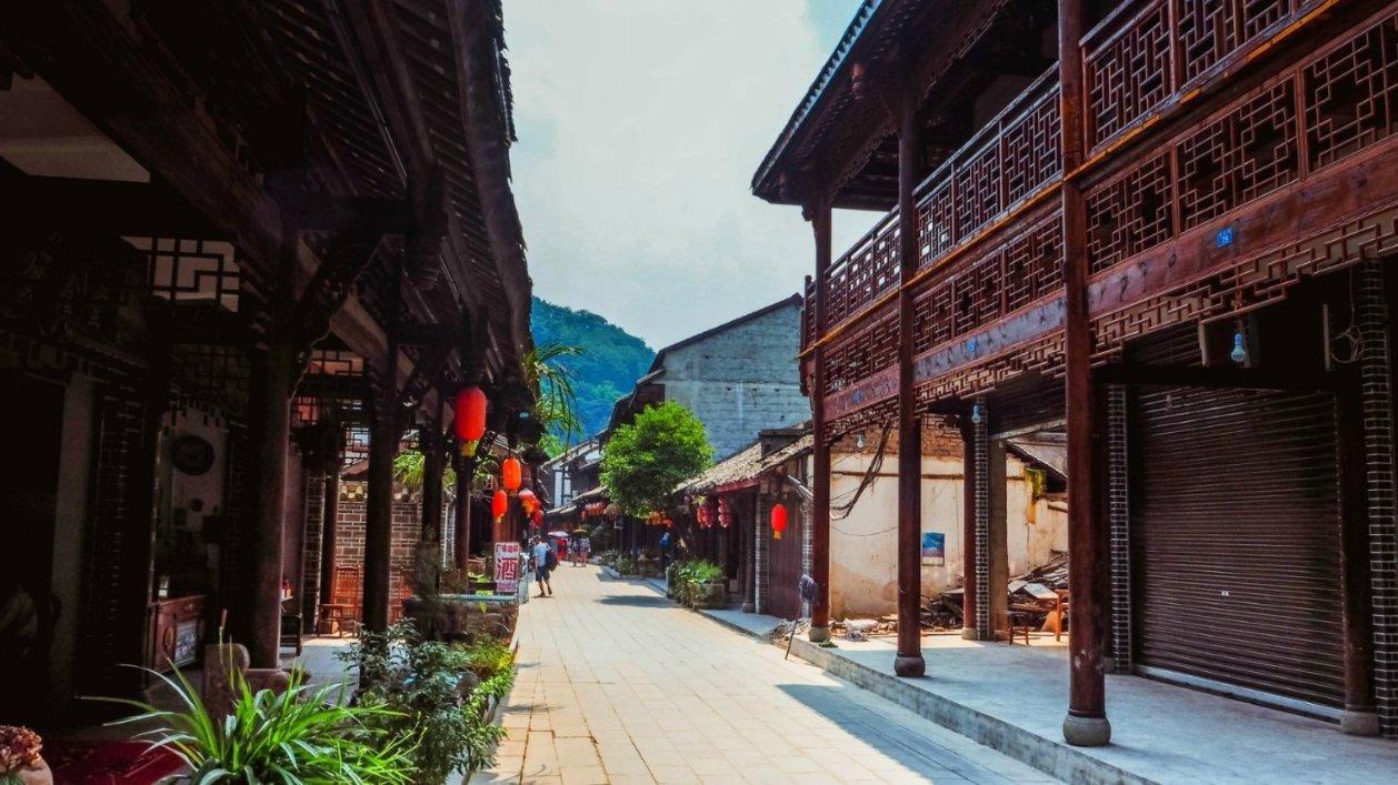 新春走基层丨“守山大叔”上“村晚”
